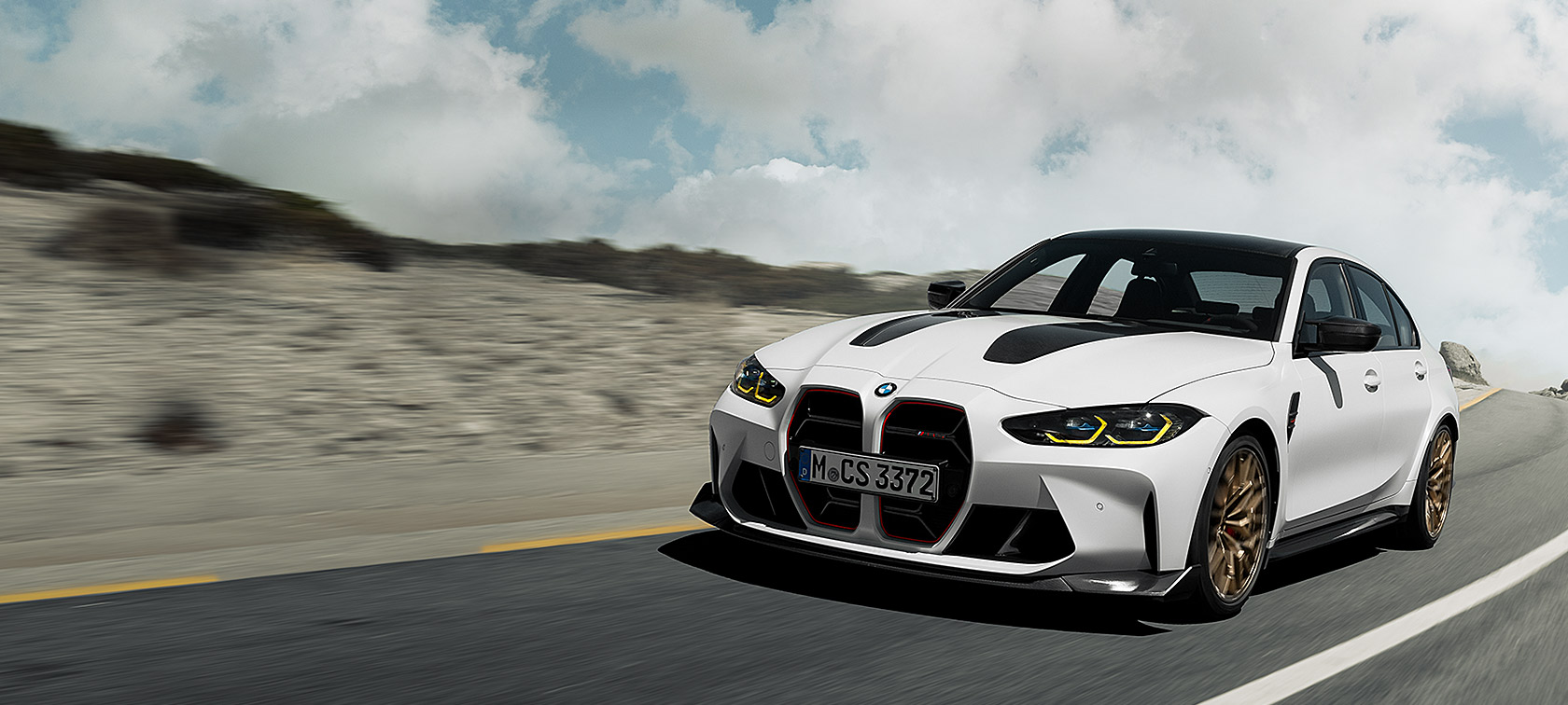 BMW M3 CS G80 driekwart vooraanzicht rijdend op circuit