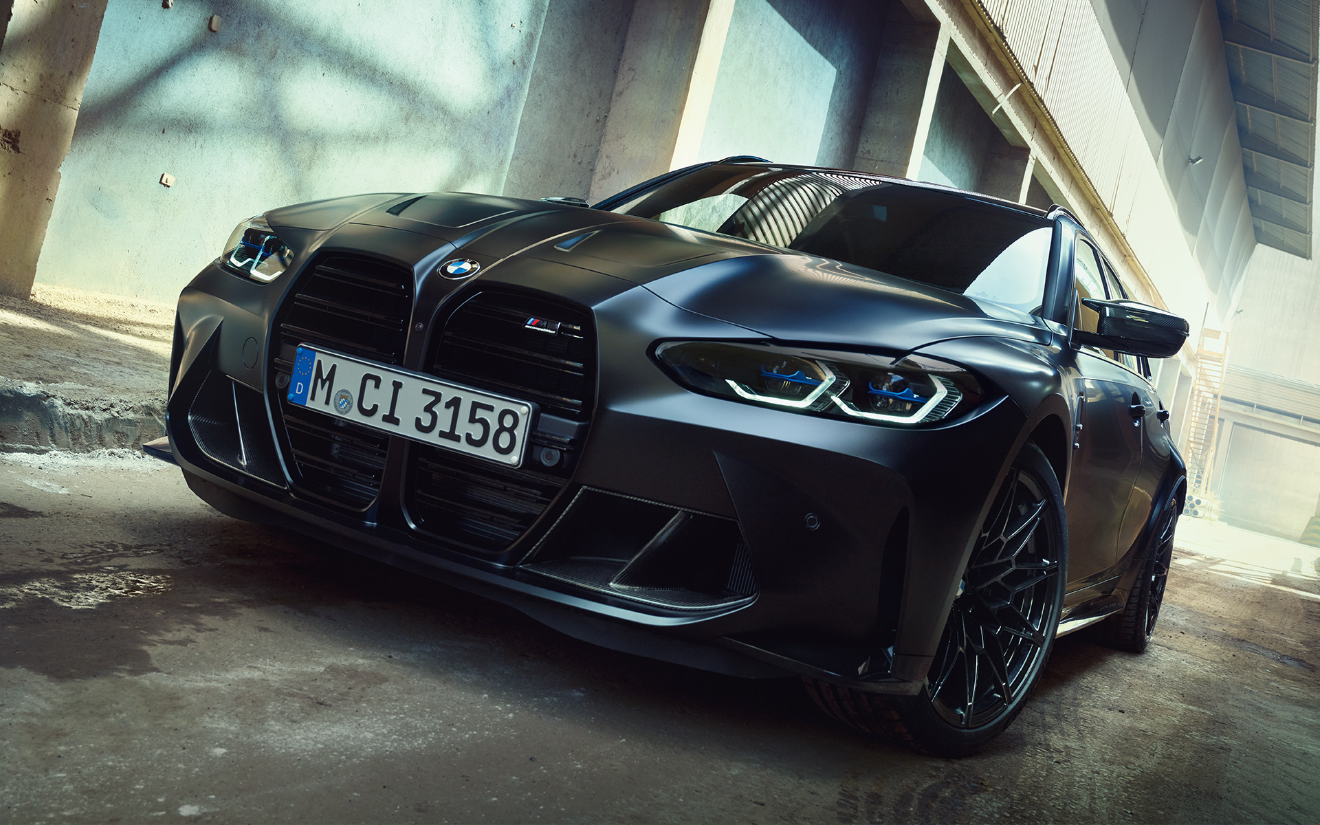 M design BMW M3 Competition Touring G81 BMW Individual Frozen Black metallic BMW M3 Competition Touring G81 BMW Individual Frozen Black metallic M design driekwart vooraanzicht