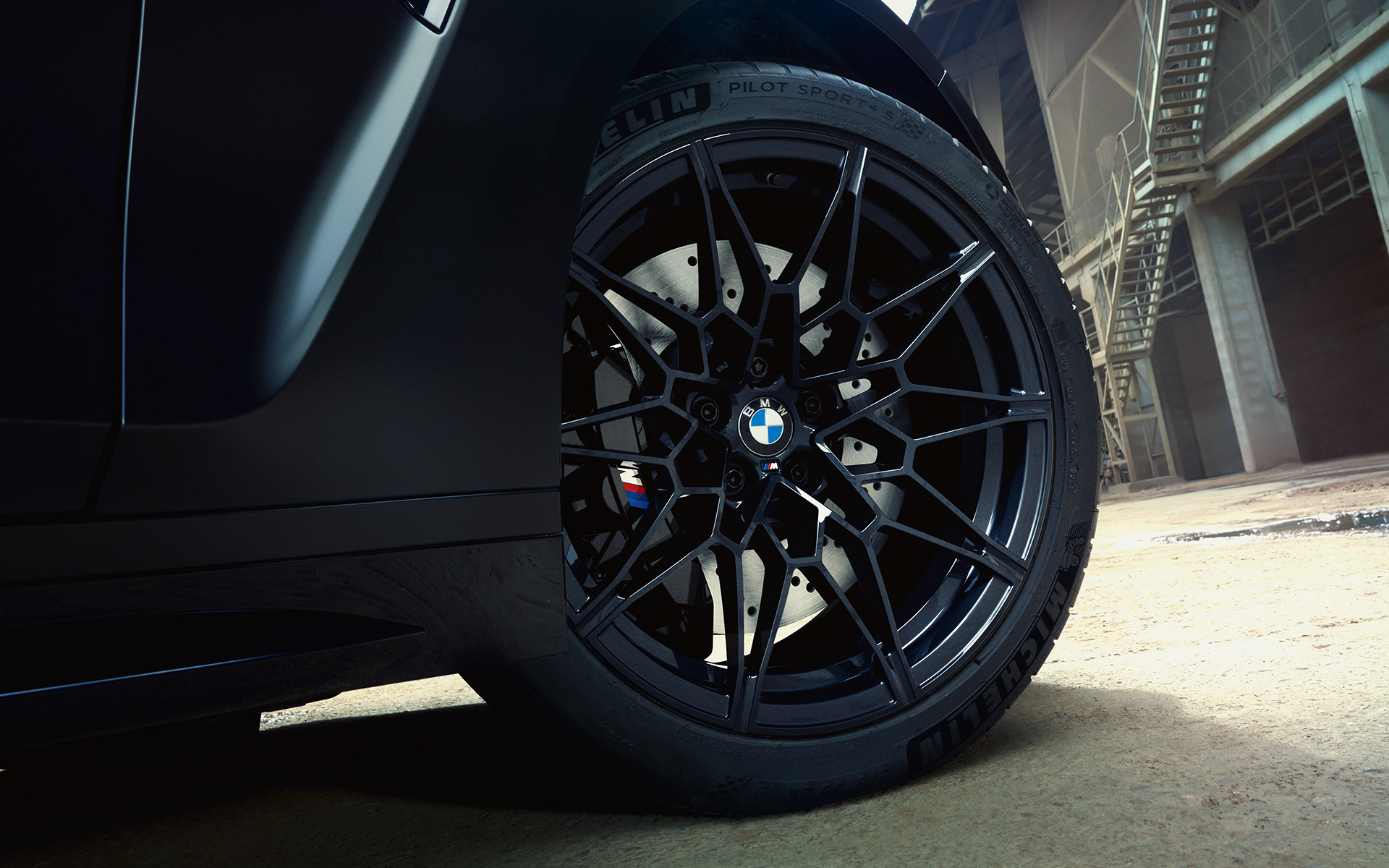 M Compound-schijfremmen BMW M3 Competition Touring G81 BMW M3 Competition Touring G81 BMW Individual Frozen Black metallic M Compound-schijfremmen close-up