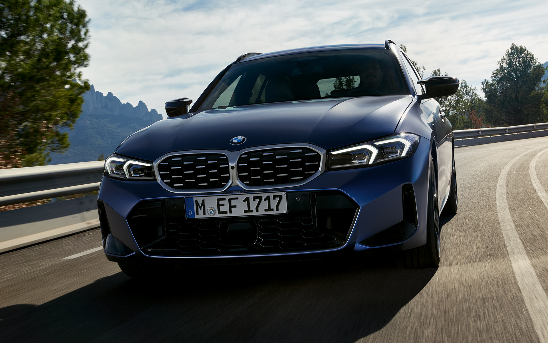BMW M340i xDrive Touring G21 Frozen Tanzanite Blue vooraanzicht rijdend