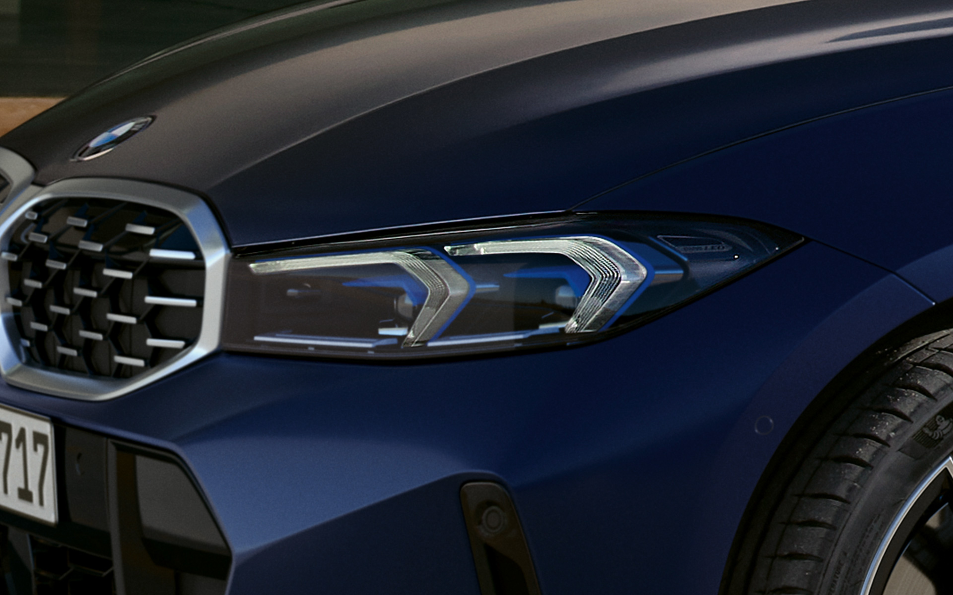 BMW M340i xDrive Touring G21 Frozen Tanzanite Blue LED koplampen close-up