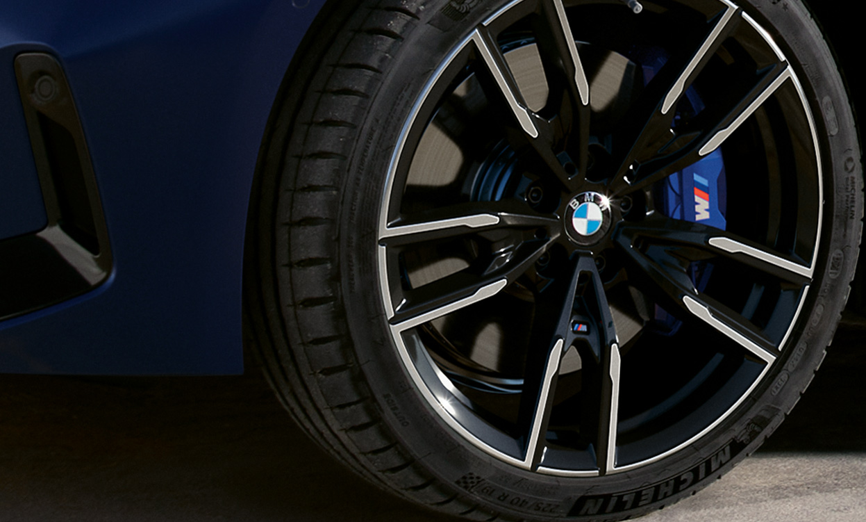 BMW M340i xDrive Touring G21 Frozen Tanzanite Blue 19 inch lichtmetalen M wielen close-up