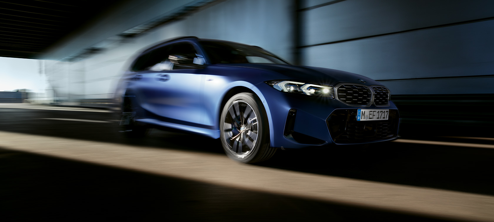 BMW M340i xDrive Touring G21 driekwart zijaanzicht rijdend BMW M340i xDrive Touring G21 driekwart zijaanzicht rijdend