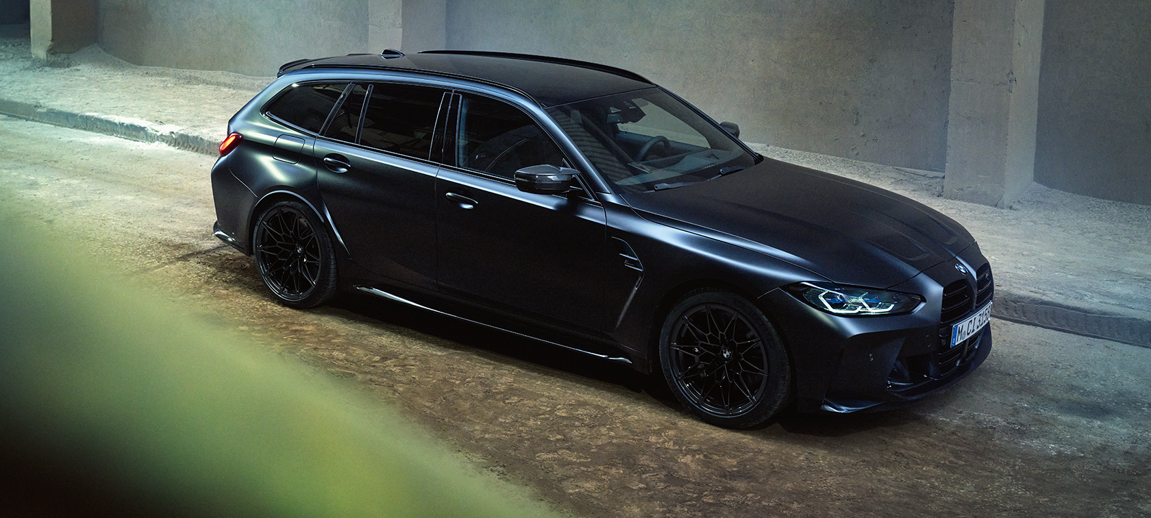BMW M3 Competition Touring G81 zijaanzicht BMW M3 Competition Touring G81 BMW Individual Frozen Black metallic zijaanzicht stilstaand