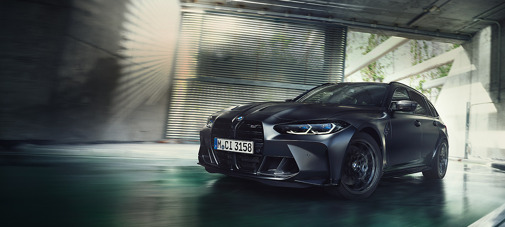 BMW M3 Competition Touring G81 BMW Individual Frozen Black metallic driekwart vooraanzicht rijdend