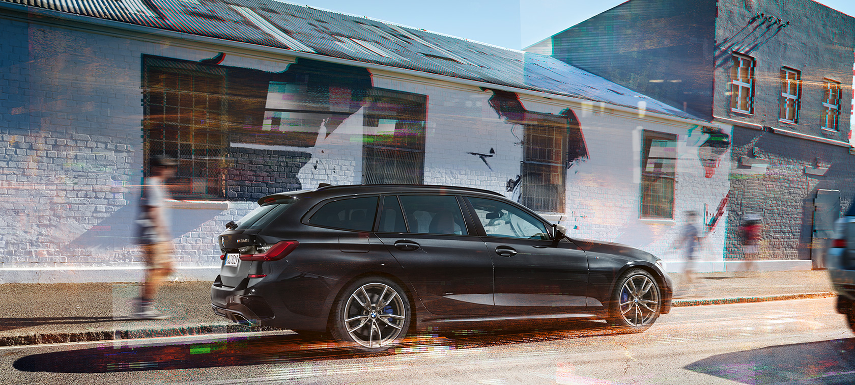 Zijaanzicht BMW M340i xDrive Touring BMW M340i xDrive Touring G21 Black Sapphire metallic zijaanzicht op straat