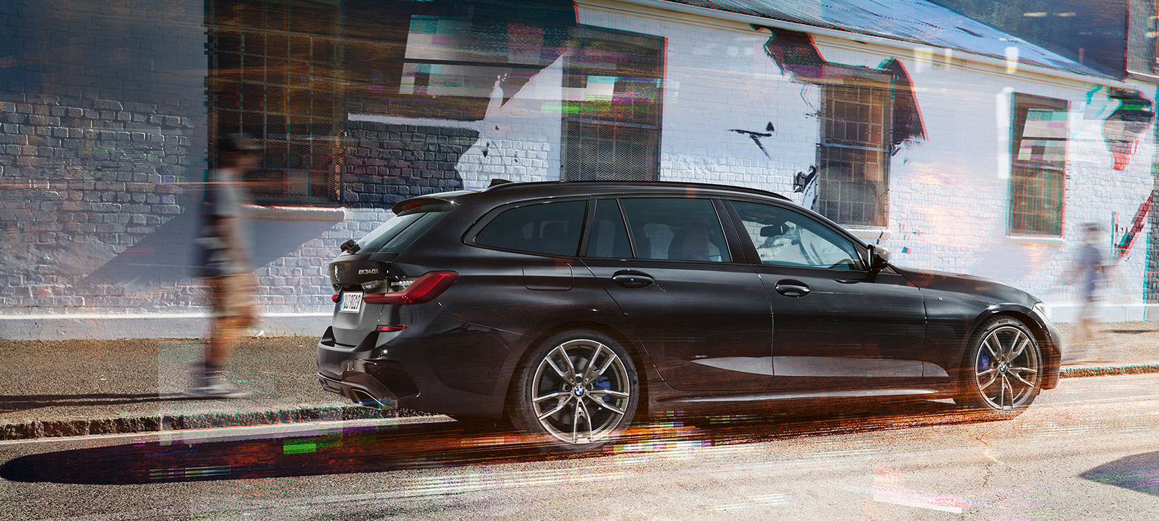 Zijaanzicht BMW M340i xDrive Touring (G21) BMW M340i xDrive Touring (G21) Saphirschwarz metallic zijaanzicht op straat