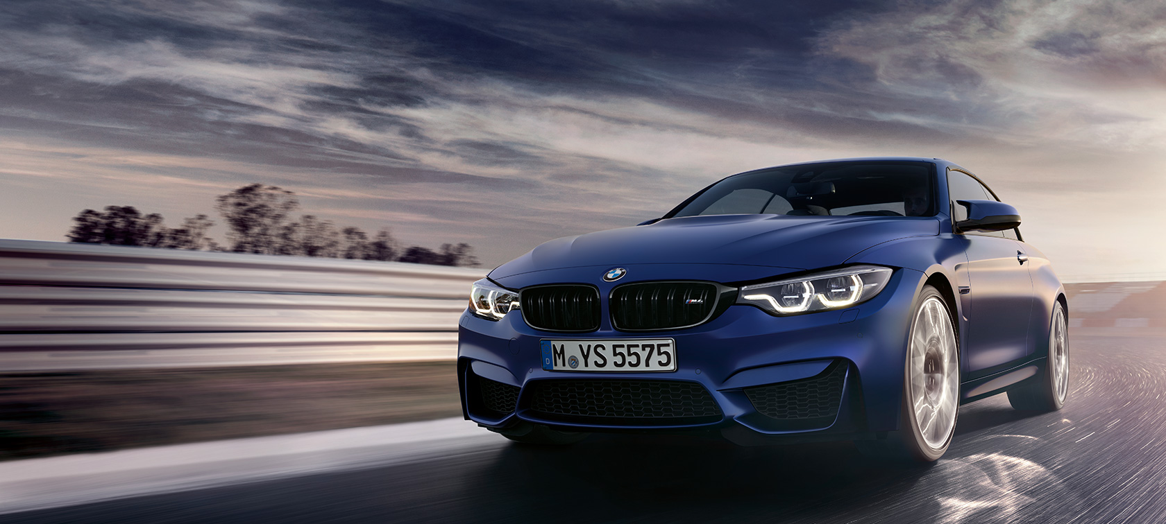 BMW M4 Cabrio BMW M4 Cabrio, driekwart vooraanzicht rijdend op een circuit