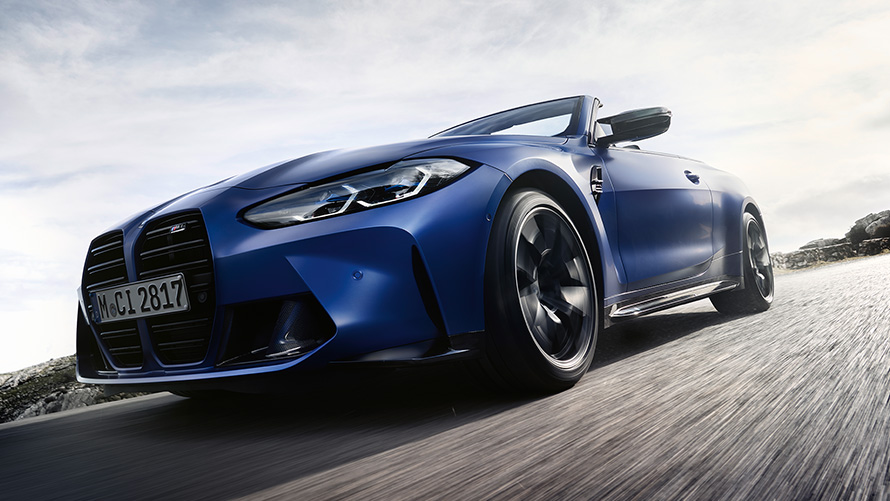 BMW M4 Competition Cabrio met M xDrive G83 voorzijde nierengrille BMW M4 Competition Cabrio met M xDrive G83 BMW Individual Frozen Portimao Blau metallic voorzijde nierengrille, laag perspectief