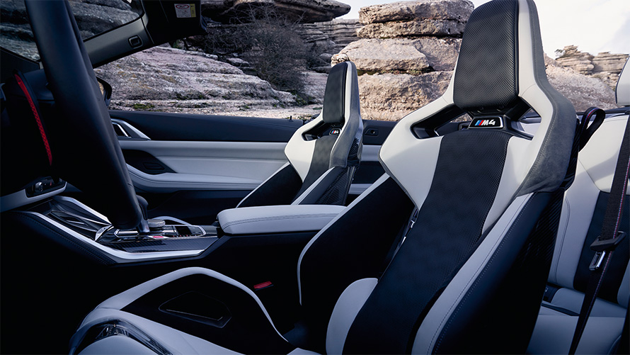 M Carbon kuipstoelen BMW M4 Competition Cabrio met M xDrive G83 interieur met open cabriokap BMW M4 Competition Cabrio met M xDrive G83 M Carbon kuipstoelen interieur met open cabriokap