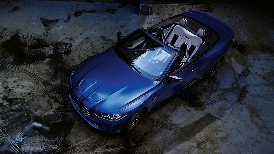 BMW M4 Competition Cabrio met M xDrive G83 BMW Individual Frozen Portimao Blau metallic vogelperspectief met open kap BMW M4 Competition Cabrio met M xDrive G83 BMW Individual Frozen Portimao Blau metallic vogelperspectief met open cabriokap