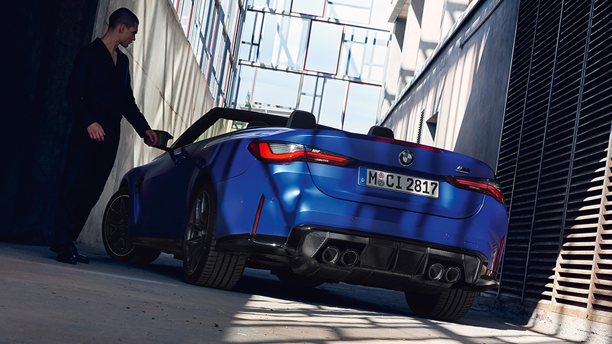 BMW M4 Competition Cabrio met M xDrive G83 driekwart achteraanzicht BMW M4 Competition Cabrio met M xDrive G83 BMW Individual Frozen Portimao Blau metallic driekwart achteraanzicht
