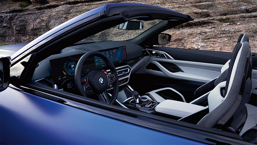BMW M4 Competition Cabrio met M xDrive G83 interieur met open cabriokap BMW M4 Competition Cabrio met M xDrive G83 BMW Individual Frozen Portimao Blau metallic cockpit en interieur met open cabriokap