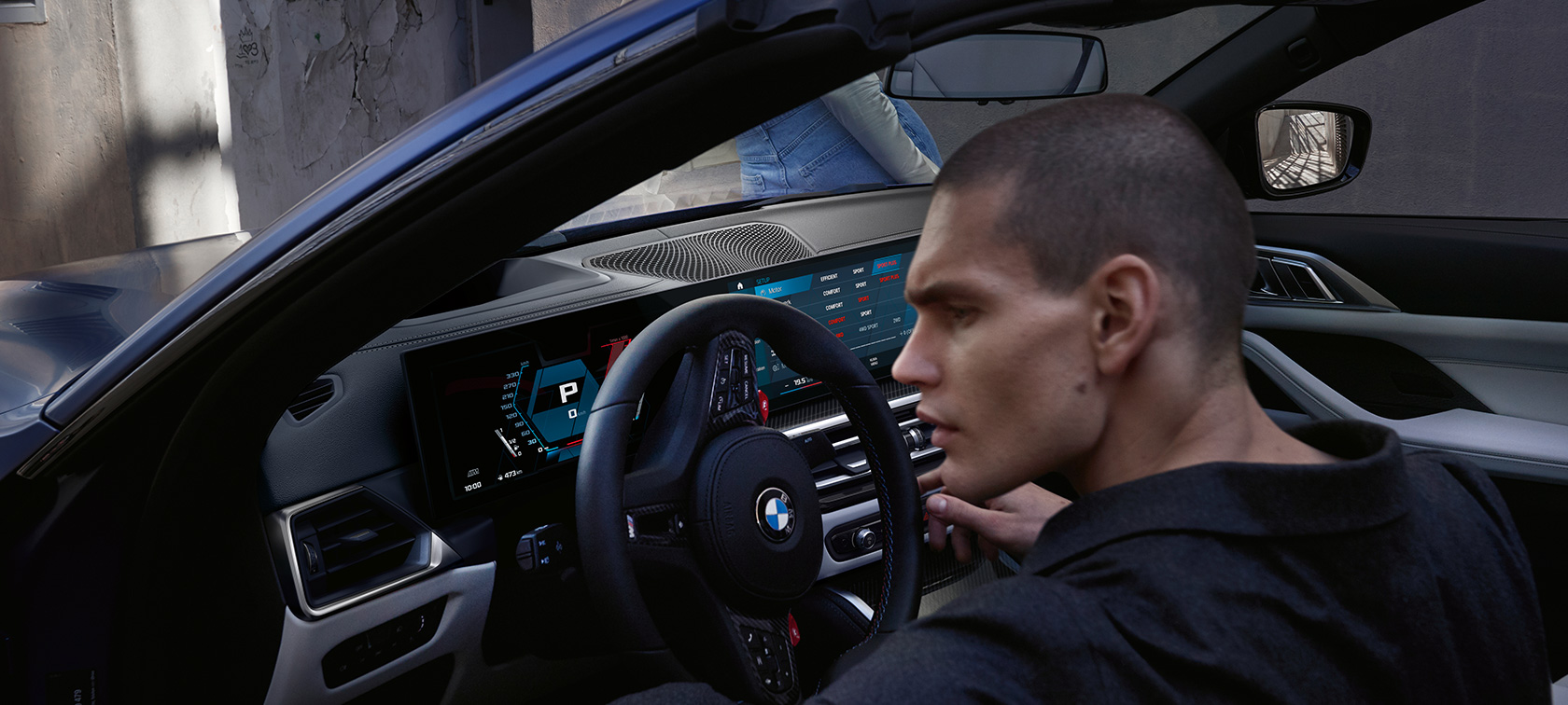 BMW M4 Competition Cabrio met M xDrive G83 cockpit BMW M4 Competition Cabrio met M xDrive G83 BMW Individual Frozen Portimao Blau metallic cockpit met open deur