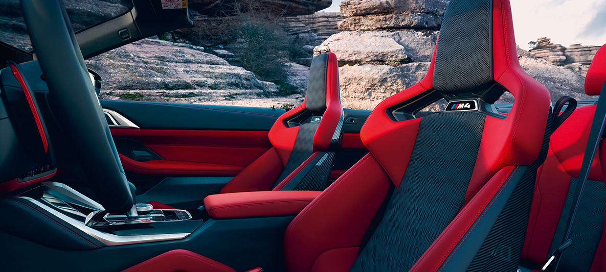 BMW Individual volllederuitrusting Merino Fionarot/Schwarz BMW M4 Competition Cabrio met M xDrive G83 BMW Individual volllederuitrusting Merino Fionarot/Schwarz BMW M4 Competition Cabrio met M xDrive G83 interieur zijaanzicht met geopende stoffen kap