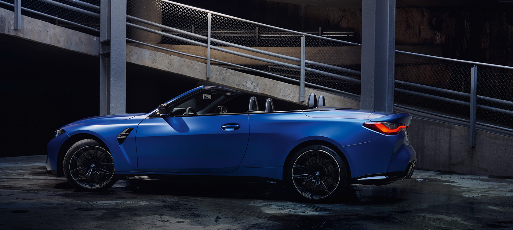 BMW M4 Competition Cabrio met M xDrive G83 zijaanzicht staand BMW M4 Competition Cabrio met M xDrive G83 BMW Individual Frozen Portimao Blau metallic zijaanzicht staand