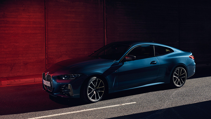 BMW M440i xDrive Coupé G22 Arctic Race Blue metallic driekwart vooraanzicht rijdend