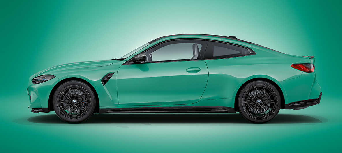 BMW M4 Coupé BMW Individual Mint metallic G82 zijaanzicht stilstaand BMW M4 Coupé BMW Individual Mint metallic G82 zijaanzicht stilstaand