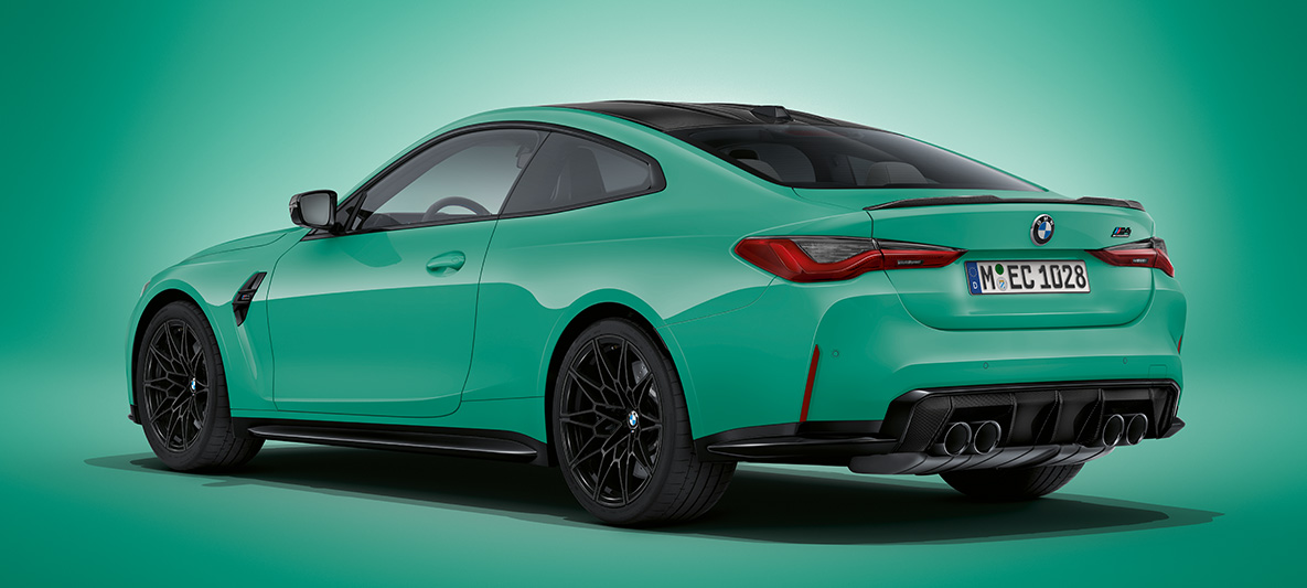 BMW M4 Coupé BMW Individual Mint metallic G82 driekwart achteraanzicht stilstaand BMW M4 Coupé BMW Individual Mint metallic G82 driekwart achteraanzicht stilstaand