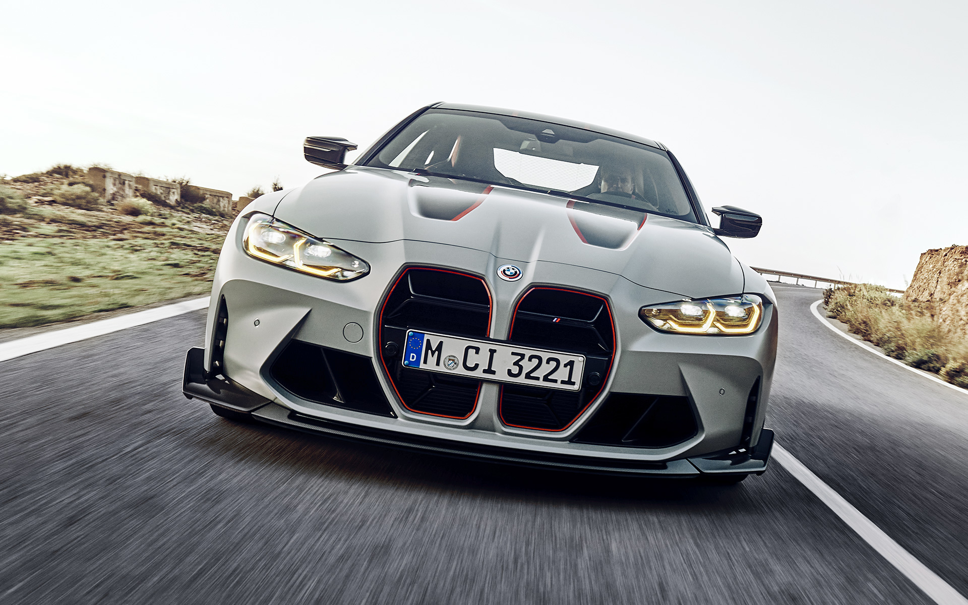Spijlen van de nierengrille in zwart met rode folie BMW M4 CSL G82 BMW M4 CSL G82 BMW Individual speciale carrosseriekleur Frozen Brooklyn Grey metallic met nierengrille met zwarte spijlen en rode folie, vooraanzicht rijdend
