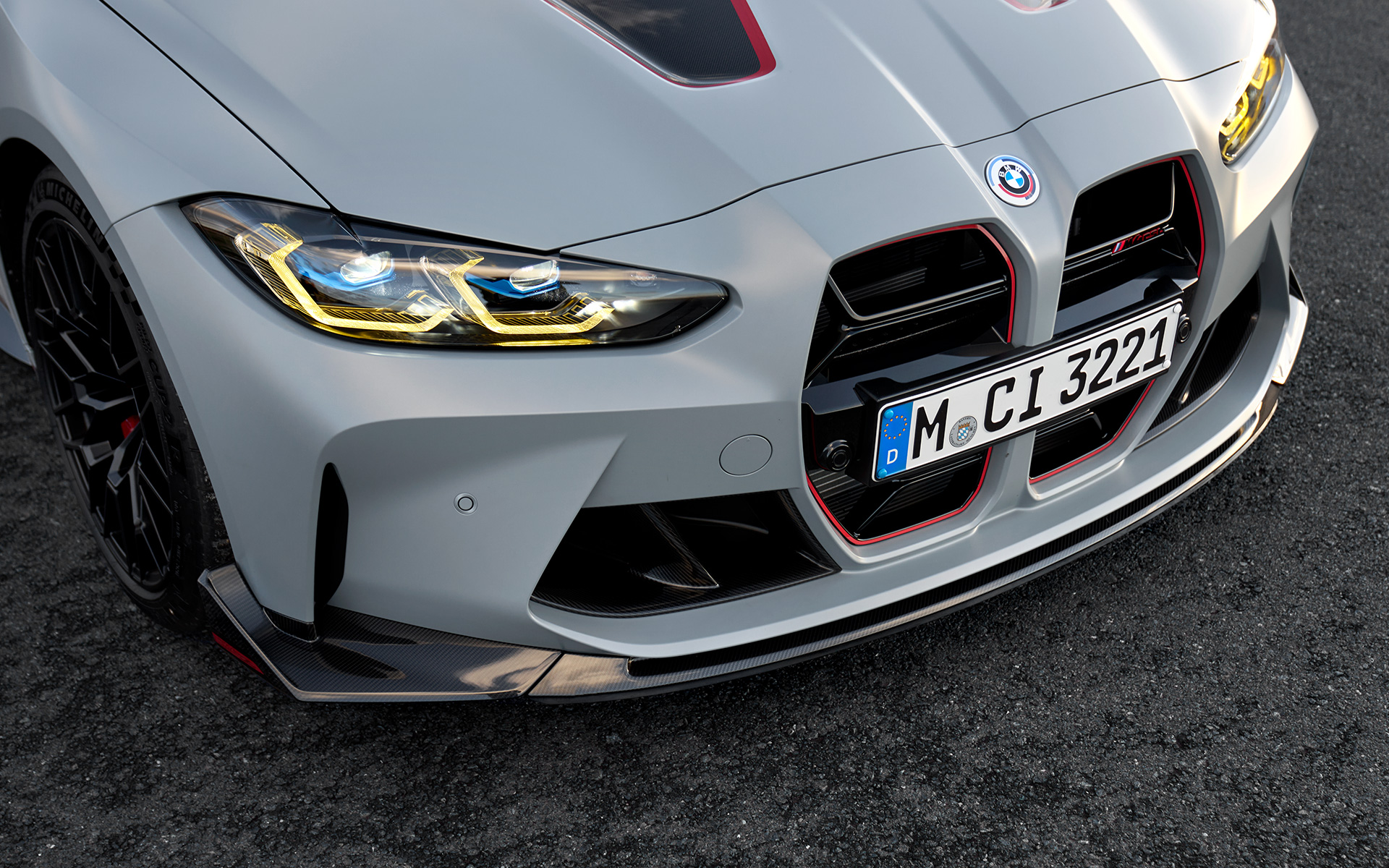 M Carbon frontsplitter BMW M4 CSL G82 BMW M4 CSL G82 BMW Individual speciale carrosseriekleur Frozen Brooklyn Grey metallic M Carbon frontsplitter close-up vooraanzicht