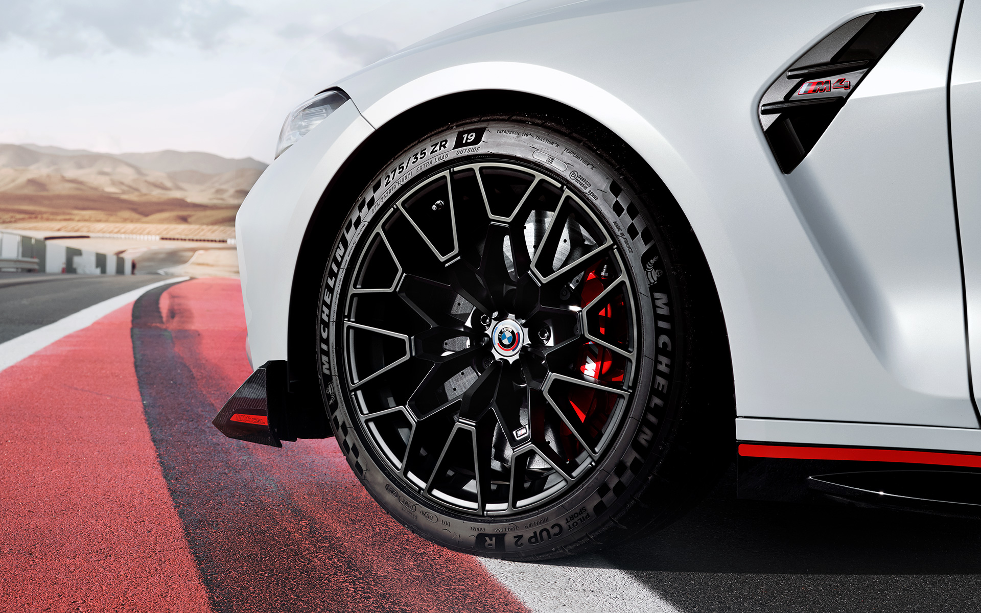 M Carbon-keramische remmen hoogglans rood BMW M4 CSL G82 BMW M4 CSL G82 BMW Individual speciale carrosseriekleur Frozen Brooklyn Grey metallic M Carbon-keramische remmen in hoogglans rood met lichtgewicht wiel