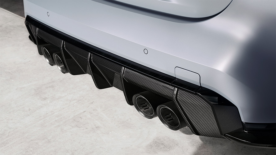 Titanium uitlaatsysteem met eindpijpen in mat zwart BMW M4 CSL G82 BMW M4 CSL G82 BMW Individual speciale carrosseriekleur Frozen Brooklyn Grey metallic titanium uitlaatsysteem met eindpijpen in mat zwart close-up achteraanzicht