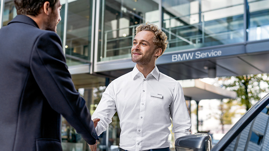 BMW medewerker begroet klant BMW medewerker begroet klant
