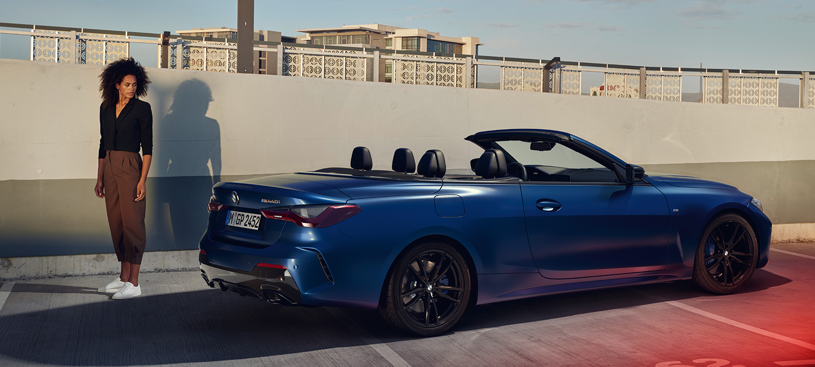 Driekwart achteraanzicht BMW M440i xDrive Cabrio G23 BMW M440i xDrive Cabrio G23 BMW Individual Frozen Portimao Blau metallic driekwart achteraanzicht met model
