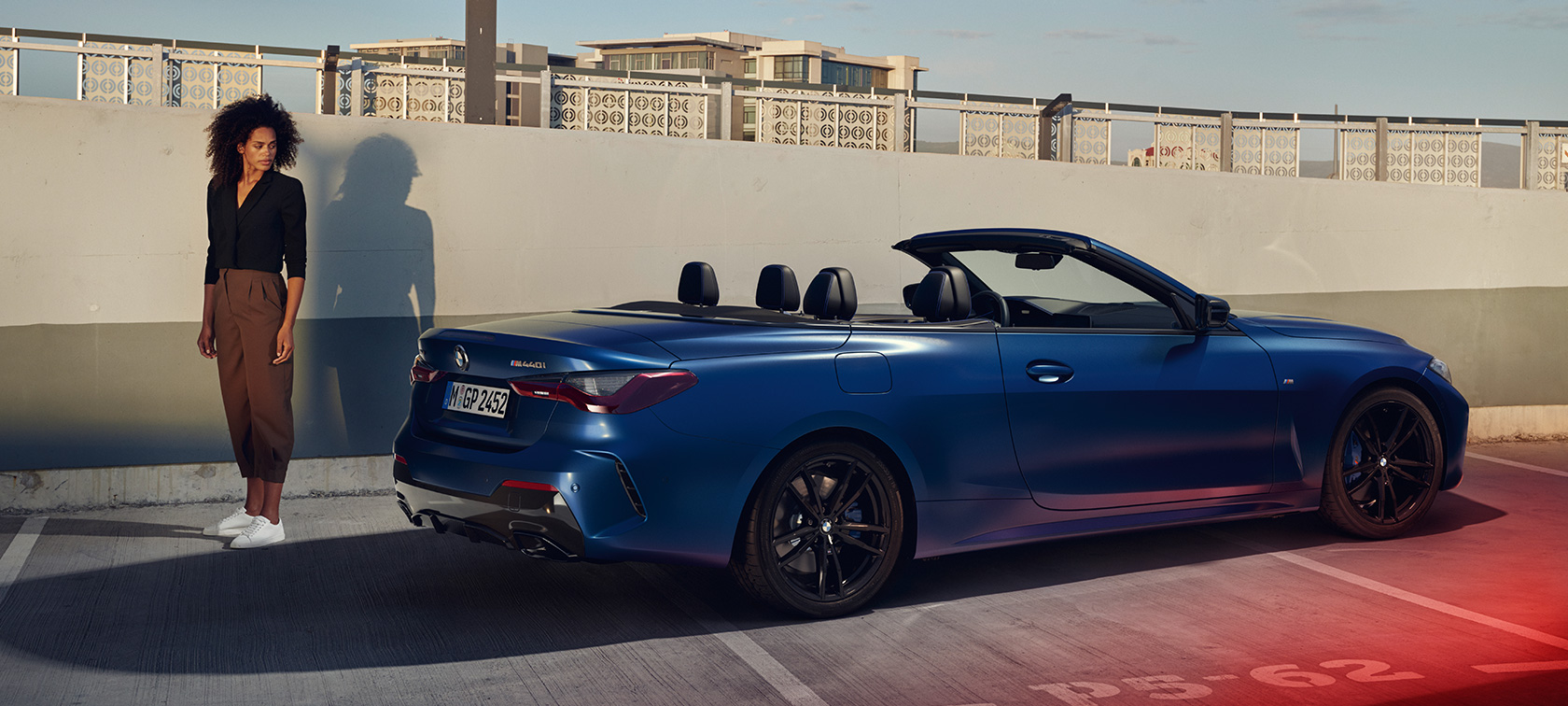 Driekwart achteraanzicht BMW M440i xDrive Cabrio G23 BMW M440i xDrive Cabrio G23 BMW Individual Frozen Portimao Blau metallic driekwart achteraanzicht met model