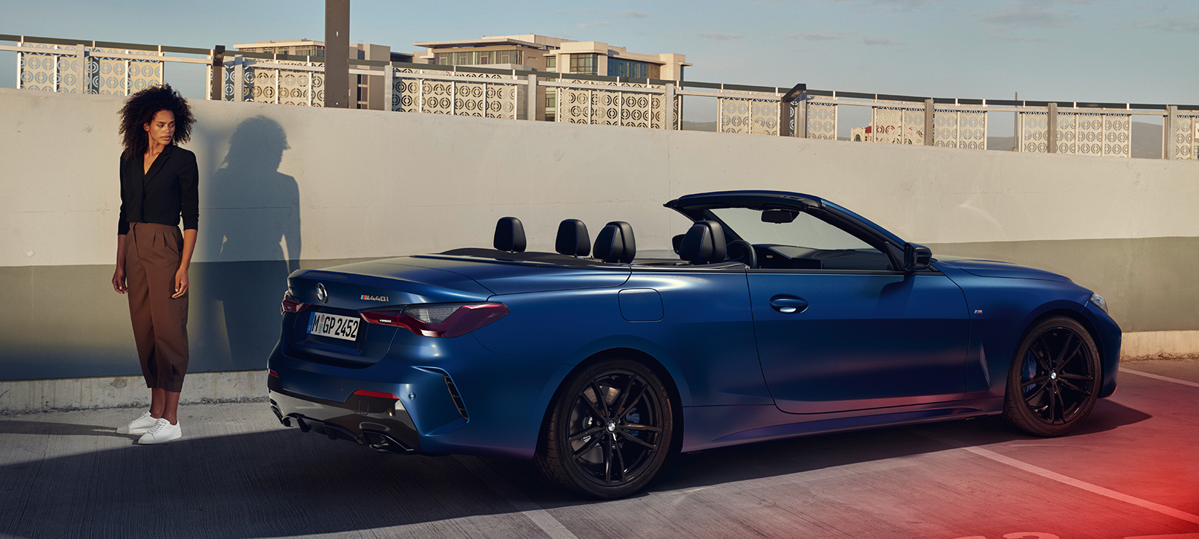Driekwart achteraanzicht BMW M440i xDrive Cabrio G23 BMW M440i xDrive Cabrio G23 BMW Individual Frozen Portimao Blau metallic driekwart achteraanzicht met model