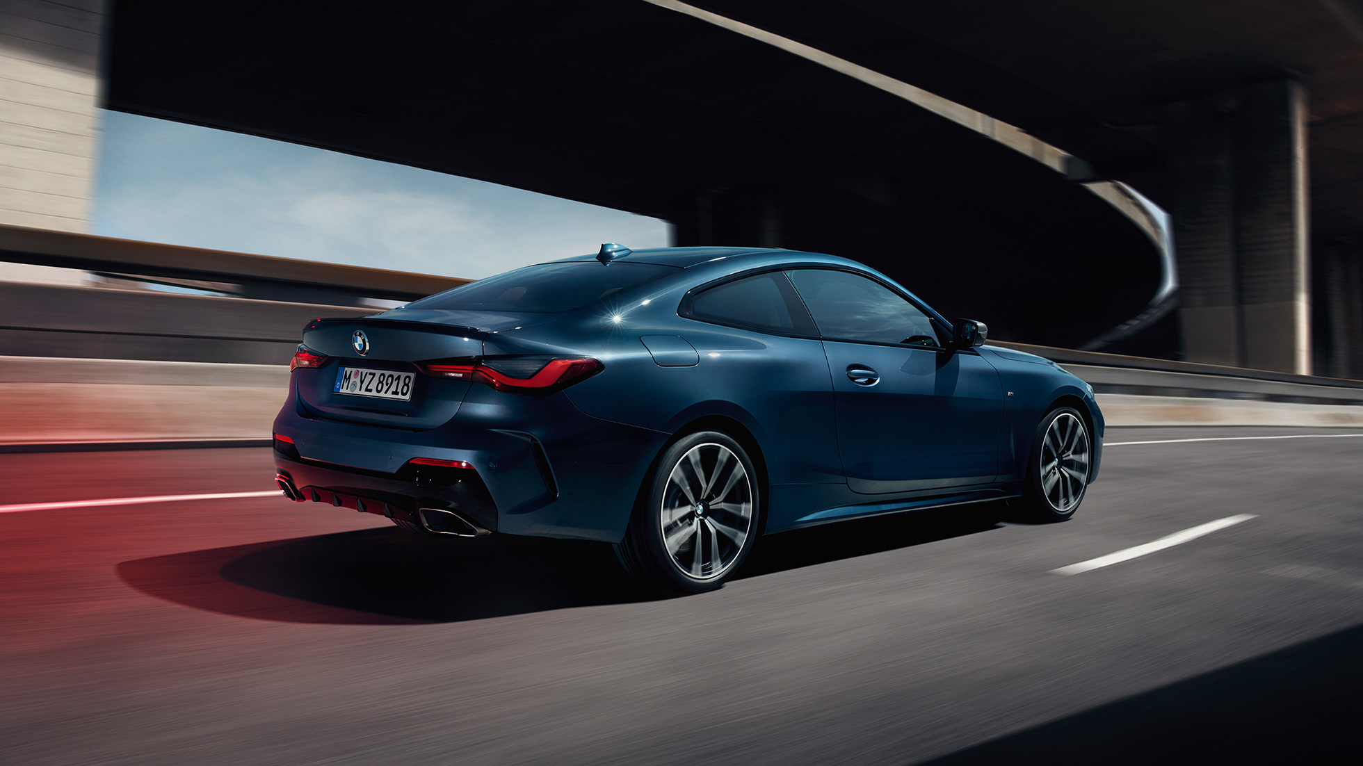 Driekwart achteraanzicht BMW M440i xDrive Coupé G22 BMW M440i xDrive Coupé Arctic Race Blue metallic G22 driekwart zijaanzicht