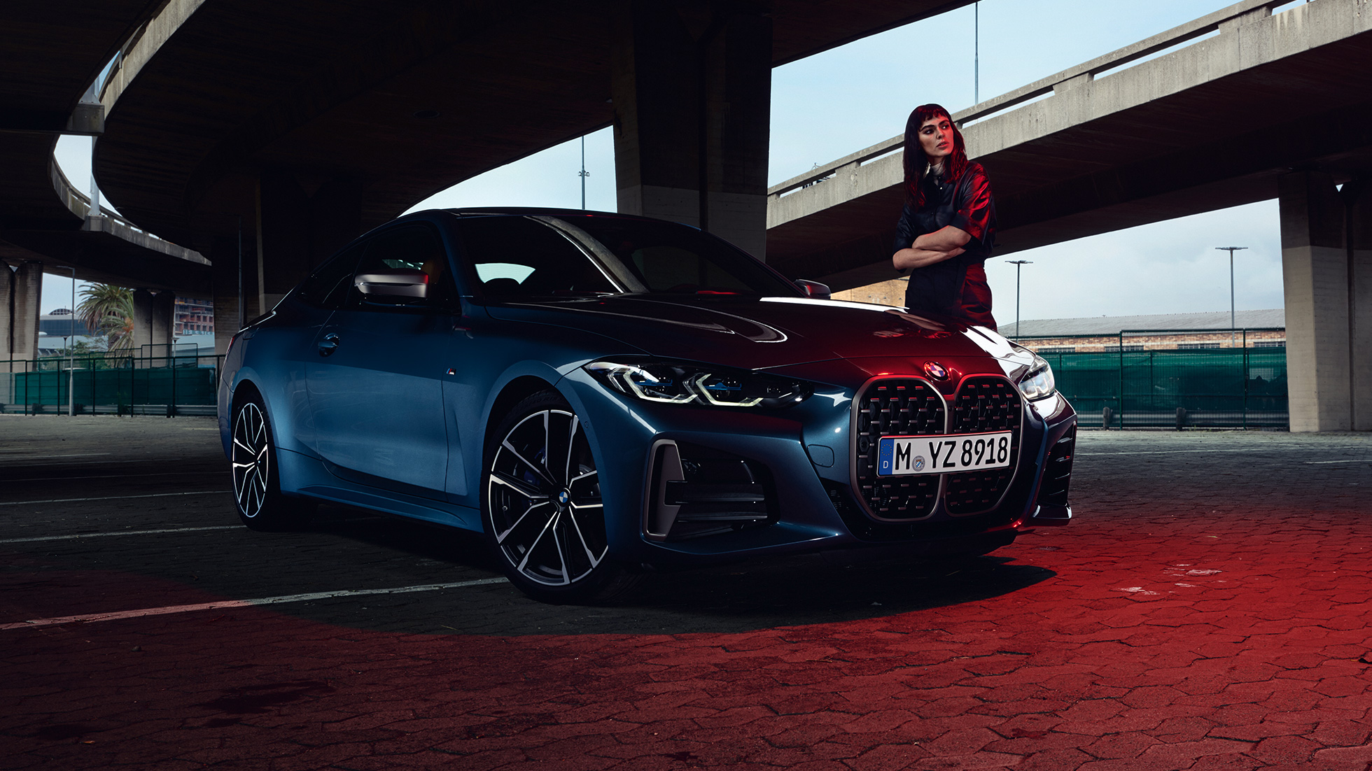 BMW M440i xDrive Coupé G22 driekwart zijaanzicht BMW M440i xDrive Coupé Arctic Race Blue metallic G22 driekwart zijaanzicht