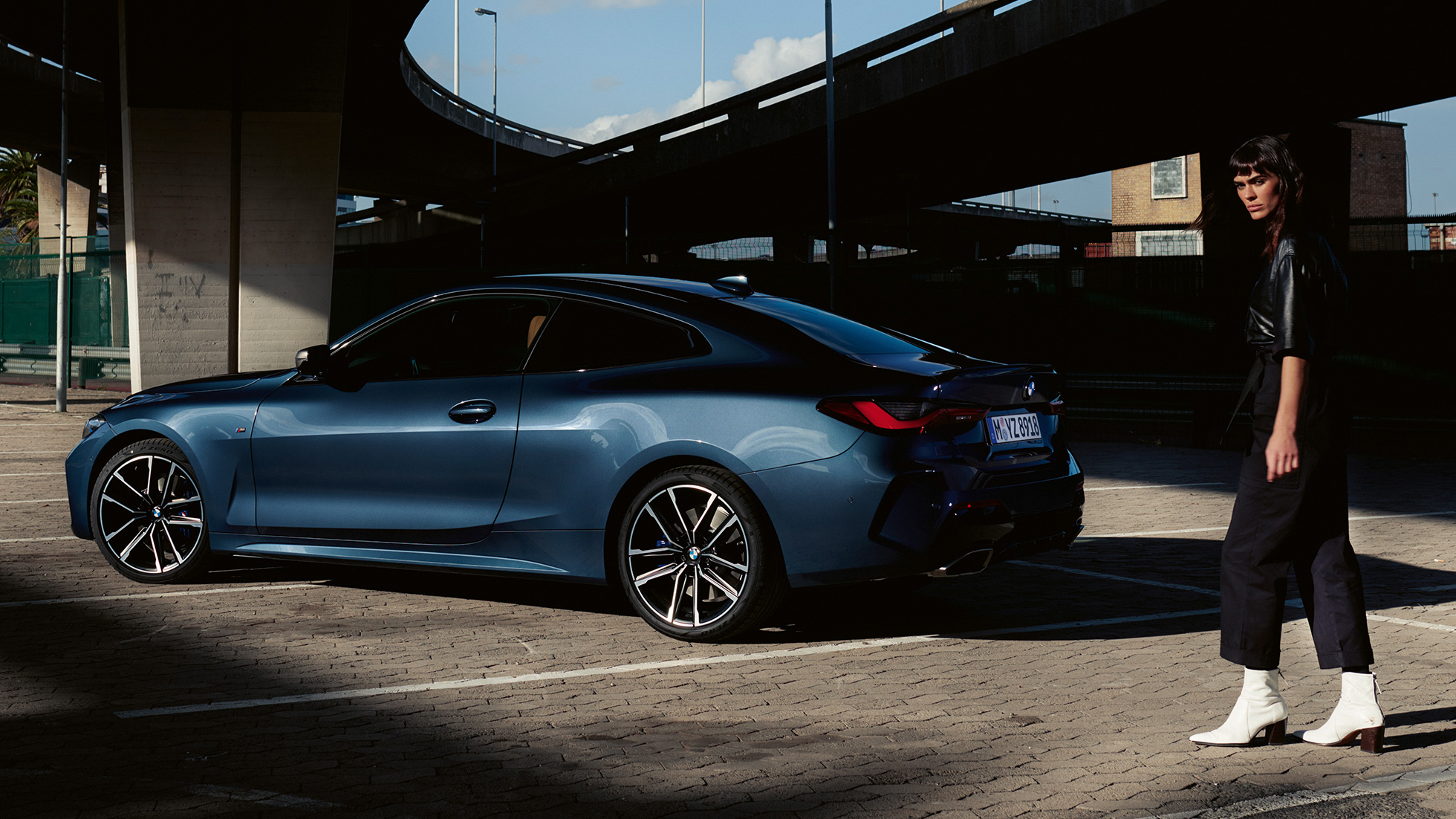 Driekwart achteraanzicht BMW M440i xDrive Coupé G22 BMW M440i xDrive Coupé Arctic Race Blue metallic G22 driekwart achteraanzicht