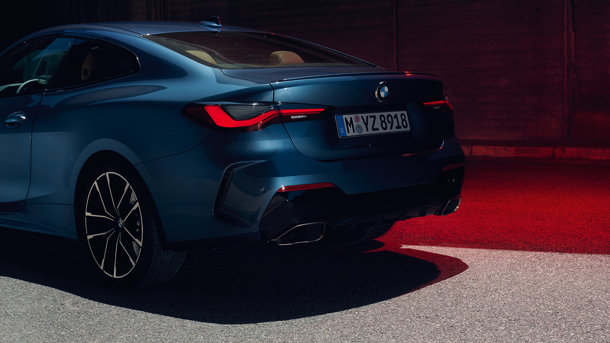 Driekwart achteraanzicht achterlichten BMW M440i xDrive Coupé G22 BMW 440i xDrive Coupé Arctic Race Blue metallic G22 driekwart achteraanzicht achterlichten