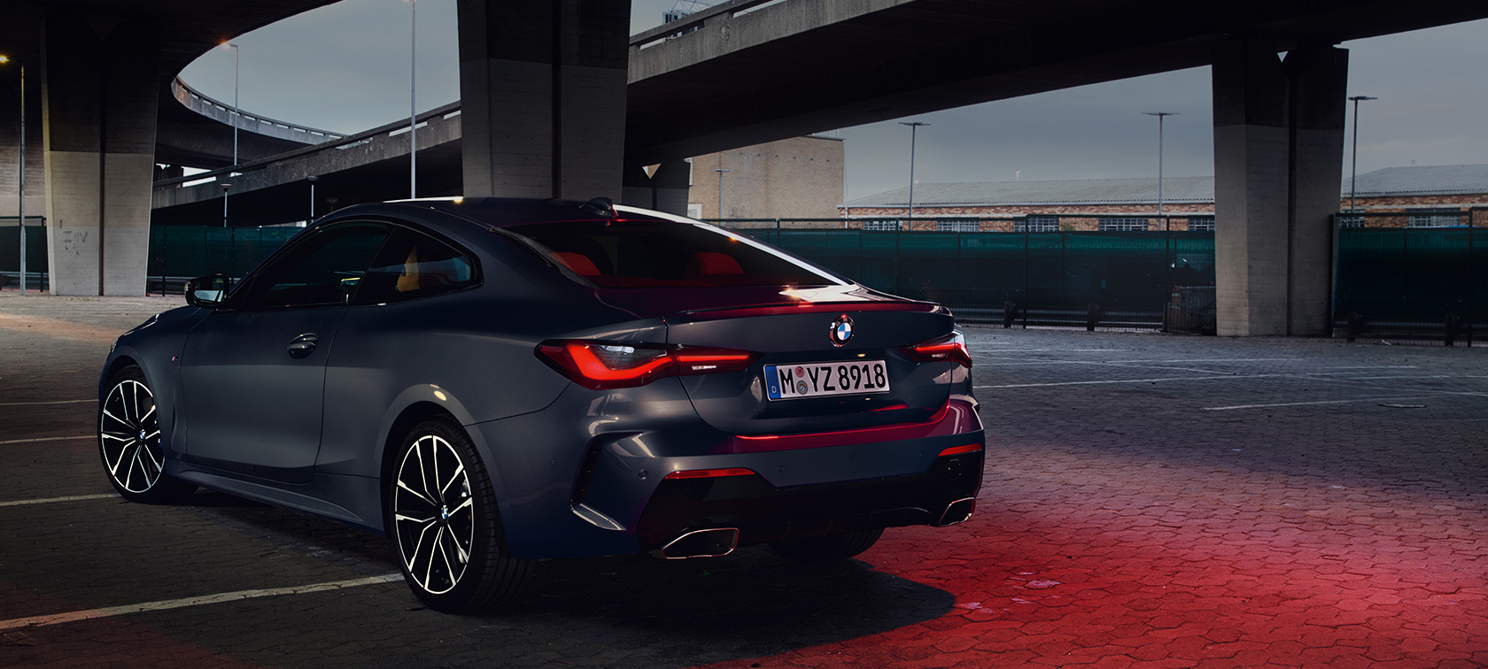 Driekwart achteraanzicht BMW M440i xDrive Coupé G22 BMW M440i xDrive Coupé Dravitgrau metallic G22 driekwart achteraanzicht