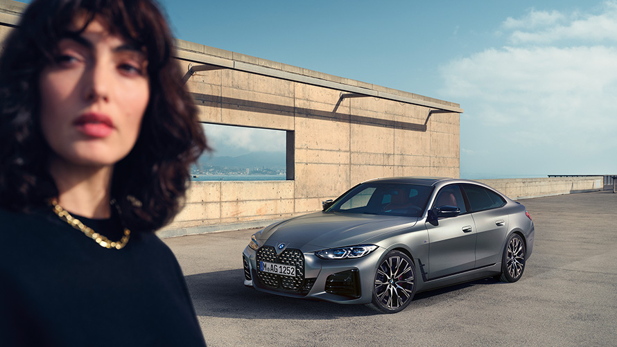 BMW M440i xDrive Gran Coupé G26 driekwart vooraanzicht BMW M440i xDrive Gran Coupé G26 Frozen Pure Grey metallic driekwart vooraanzicht