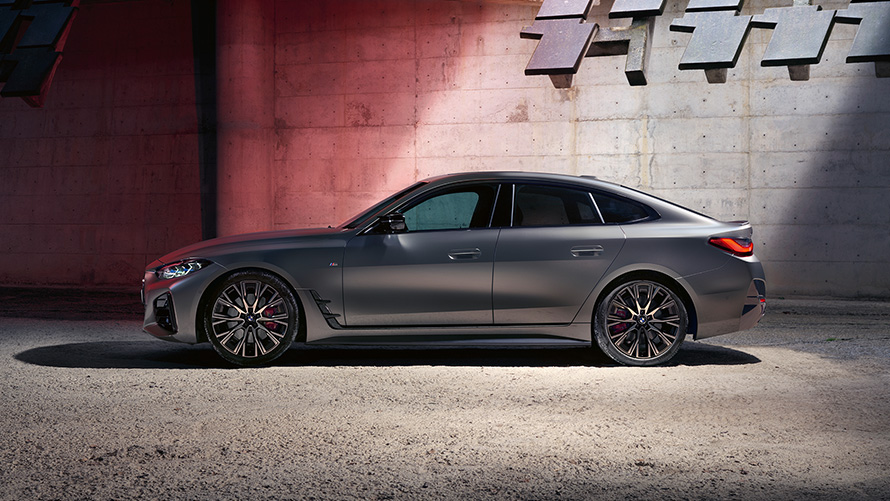 BMW M440i xDrive Gran Coupé G26 zijaanzicht BMW M440i xDrive Gran Coupé G26 Frozen Pure Grey metallic zijaanzicht voor muur
