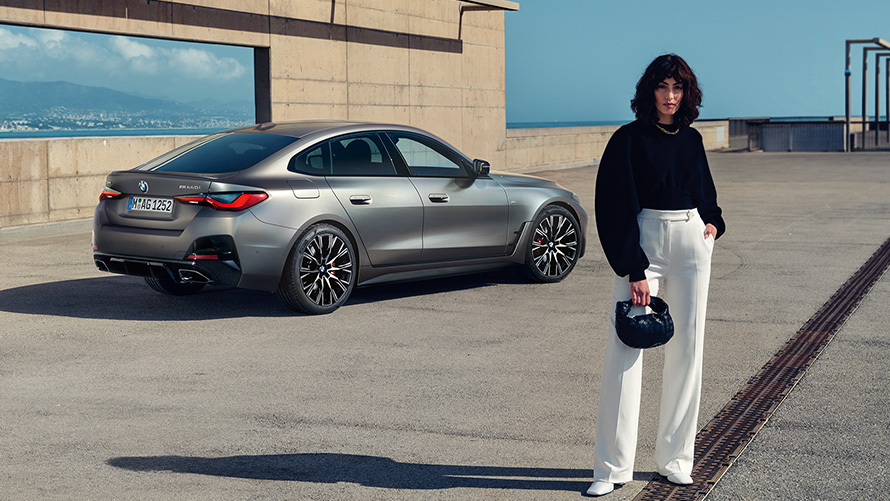 BMW M440i xDrive Gran Coupé G26 driekwart achteraanzicht BMW M440i xDrive Gran Coupé G26 Frozen Pure Grey metallic driekwart achteraanzicht