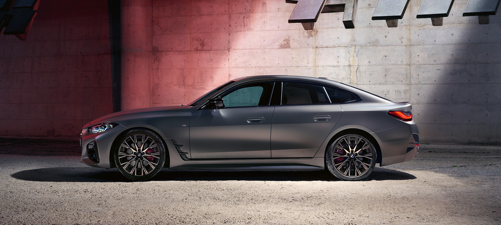 BMW M440i xDrive Gran Coupé G26 zijaanzicht BMW M440i xDrive Gran Coupé G26 BMW Individual Frozen Pure Grey metallic zijaanzicht staand