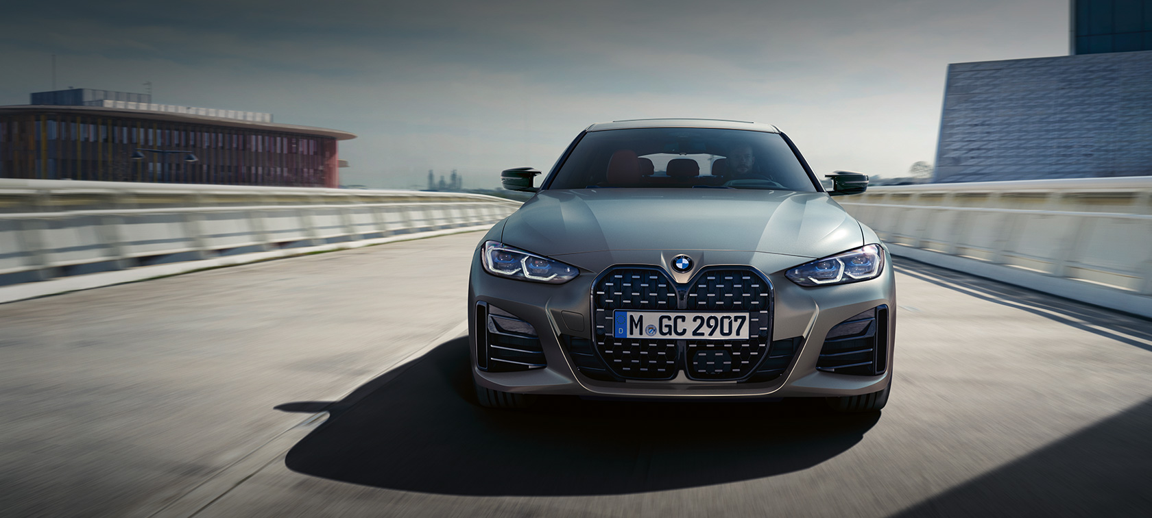 BMW M440i xDrive Gran Coupé G26 BMW Individual Frozen Pure Grey metallic vooraanzicht