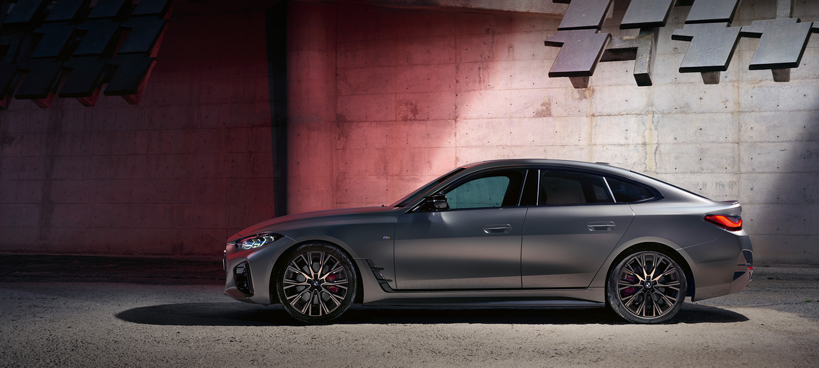BMW M440i xDrive Gran Coupé G26 zijaanzicht voor muur BMW M440i xDrive Gran Coupé G26 BMW Individual Frozen Pure Grey metallic zijaanzicht voor muur