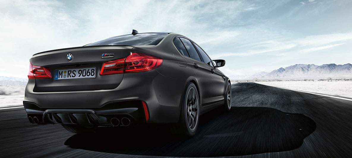 Eindpijpen BMW M5 Edition 35 Jahre Edition rijopname driekwart achterzijde