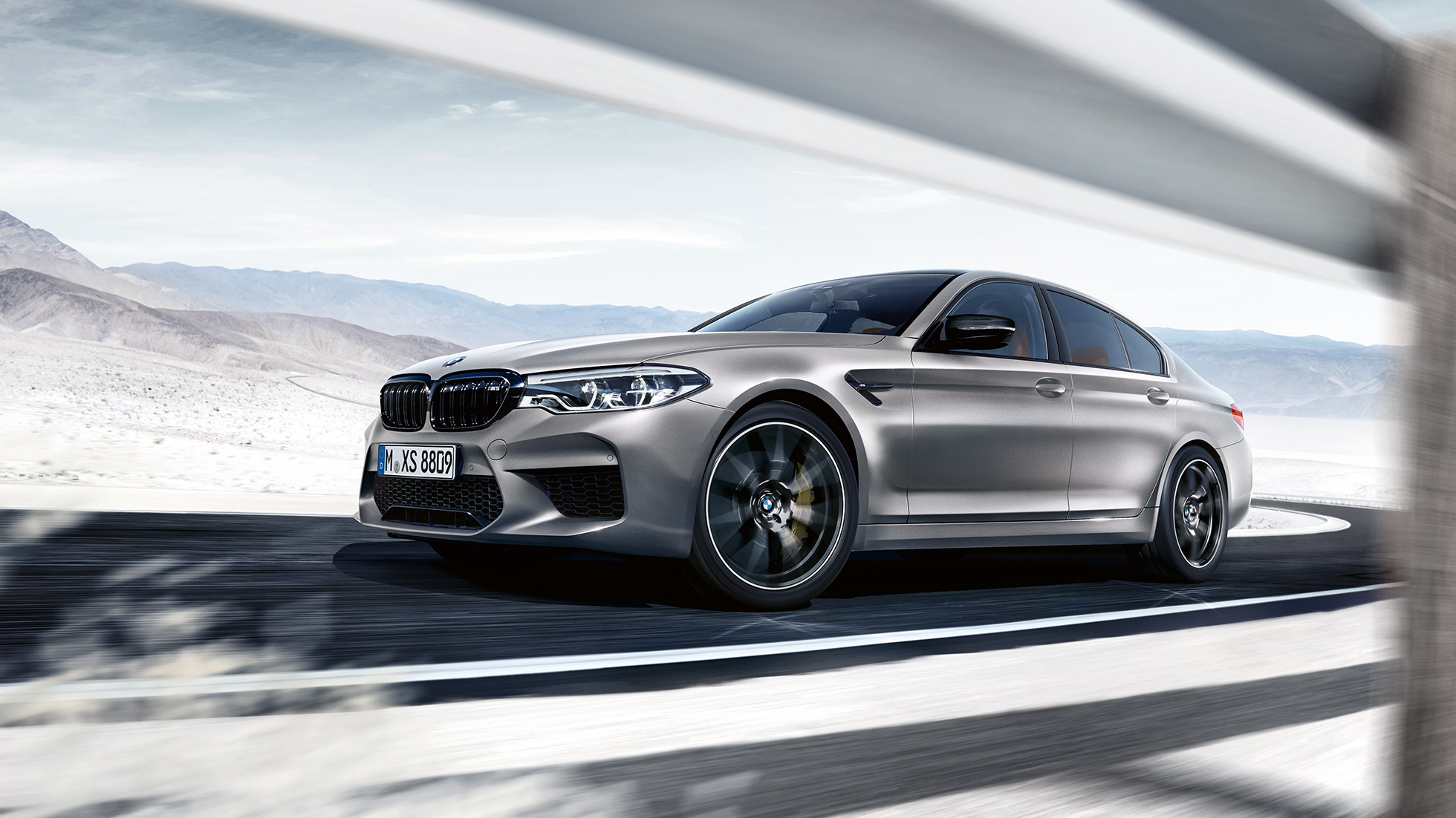 M xDrive BMW M5 Competition driekwart vooraanzicht rijdend