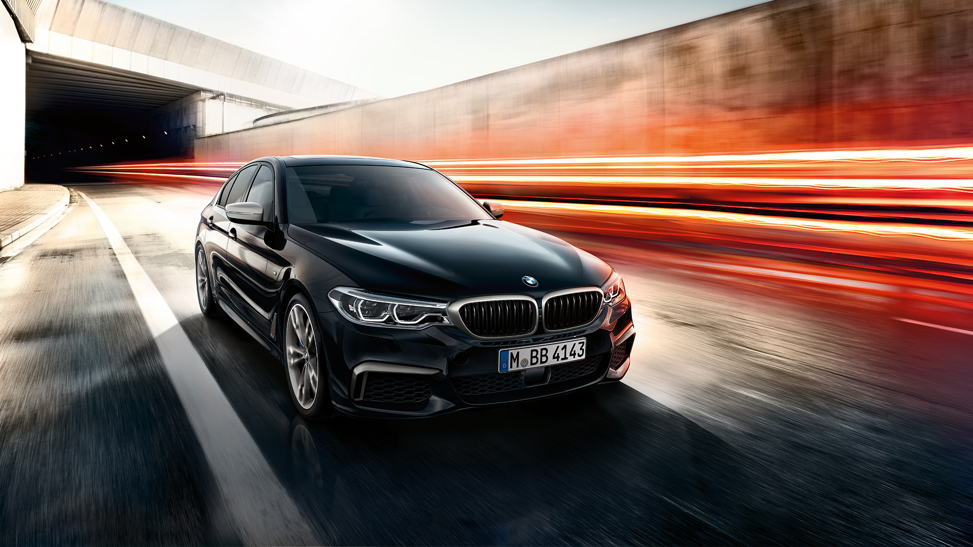 BMW M550i und BMW M550d BMW M550i en BMW 550d driekwart vooraanzicht rijdend