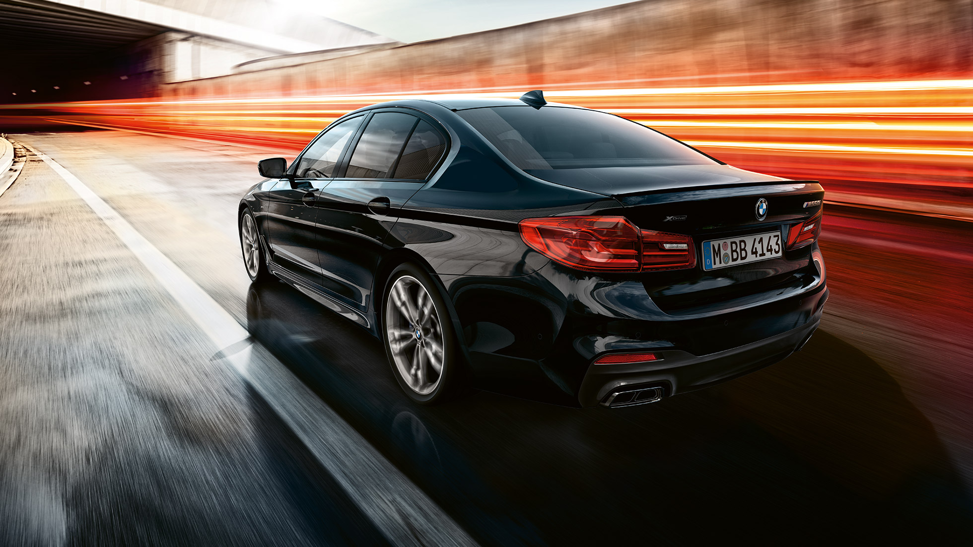 Rijdynamiek BMW M550i en BMW M550d driekwart achteraanzicht rijdend