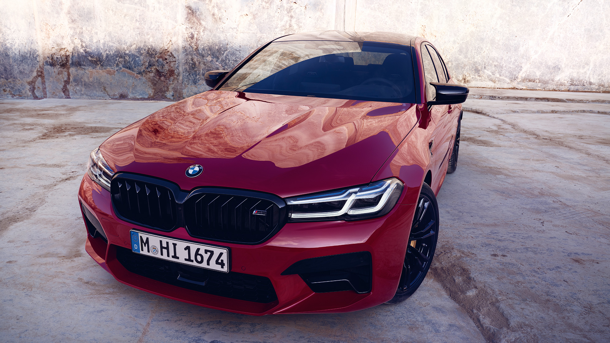 M design BMW M5 Competition F90 LCI driekwart vooraanzicht M design BMW M5 Competition F90 LCI BMW Individual Imola Rot driekwart vooraanzicht