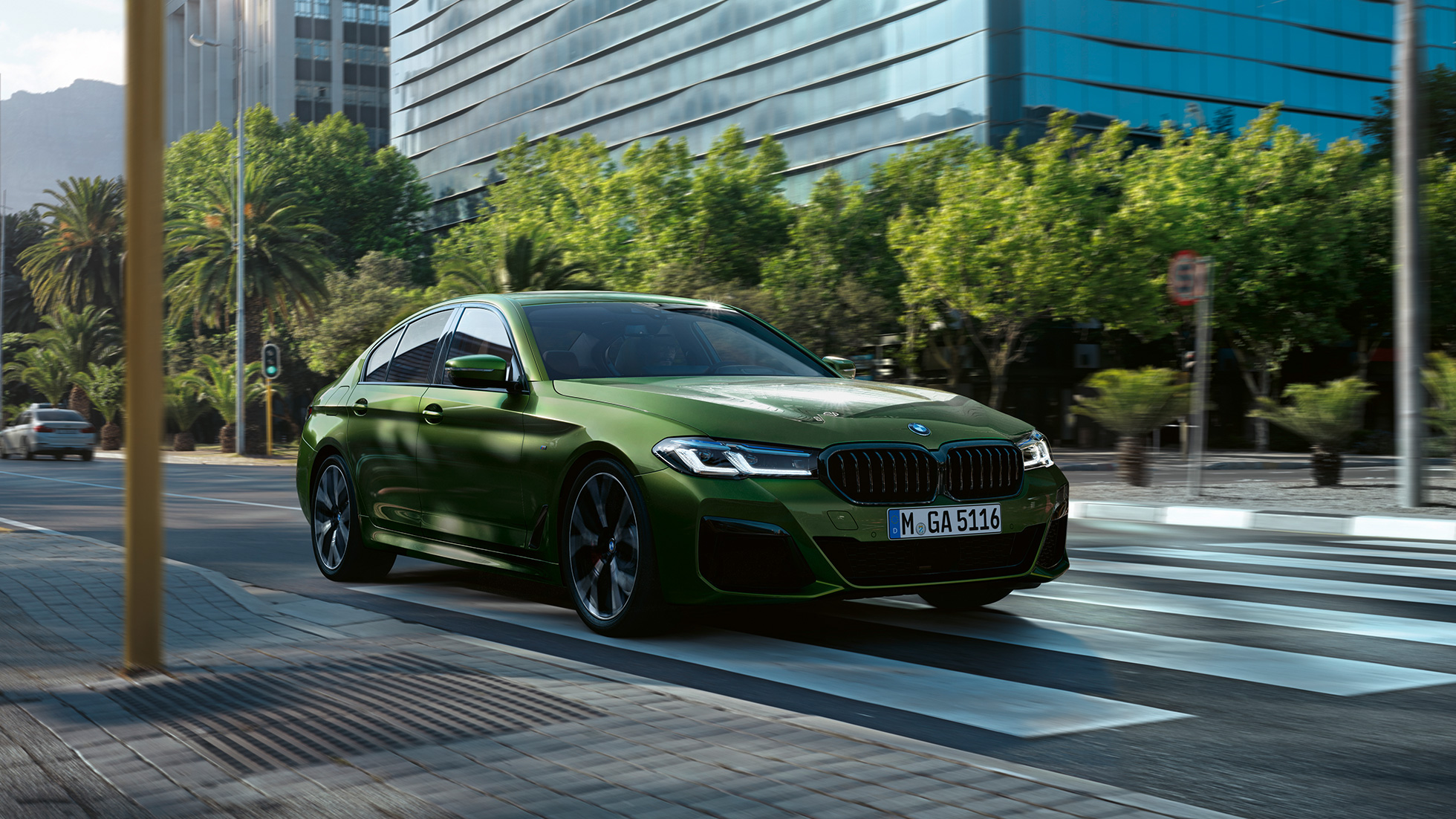 BMW M550i xDrive Sedan G30 LCI driekwart vooraanzicht rijdend BMW M550i xDrive Sedan G30 LCI BMW Individual Verde Ermes metallic driekwart vooraanzicht rijdend