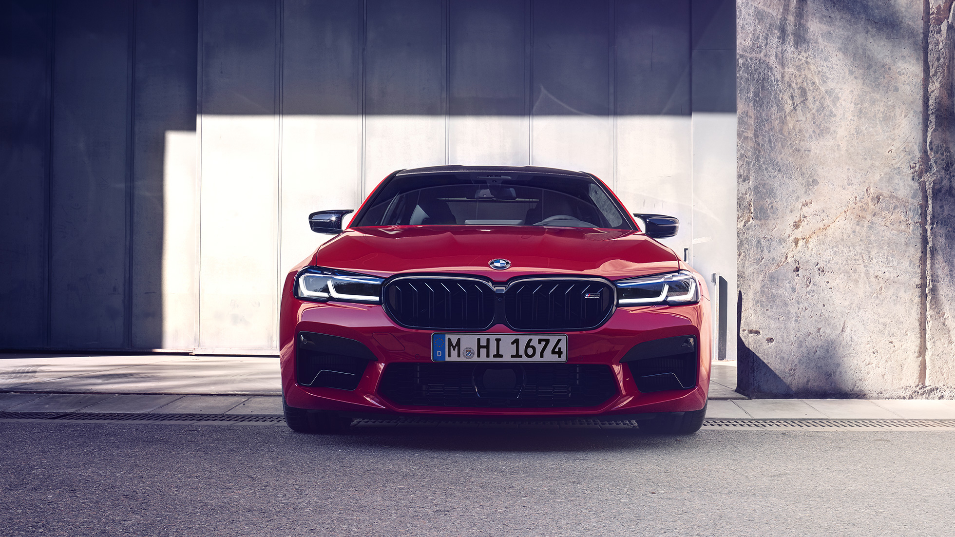 Voorzijde met nieuwe BMW nierengrille BMW M5 Competition F90 LCI Voorzijde met nieuwe BMW nierengrille BMW M5 Competition F90 LCI BMW Individual Imola Rot vooraanzicht