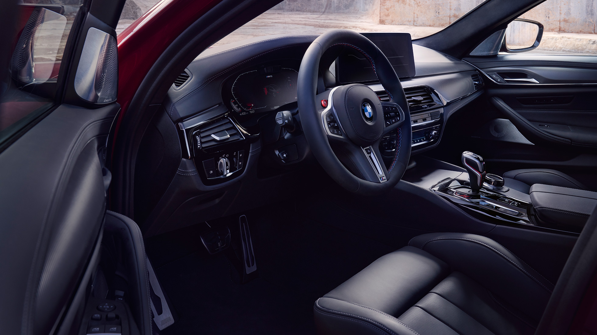 BMW M5 Competition F90 LCI cockpit BMW M5 Competition F90 LCI geopende deur